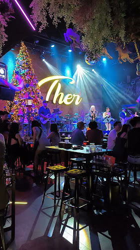 Ther เธอ - การบริการอาหารและที่พัก