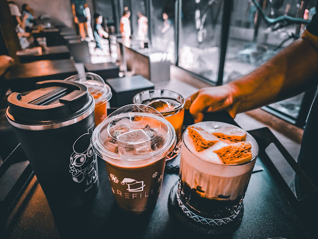รีฟิล คอฟฟี - การบริการอาหารและที่พัก