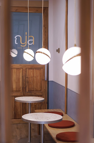 ญ่าคาเฟ่ • Coffee & Desserts • - การบริการอาหารและที่พัก