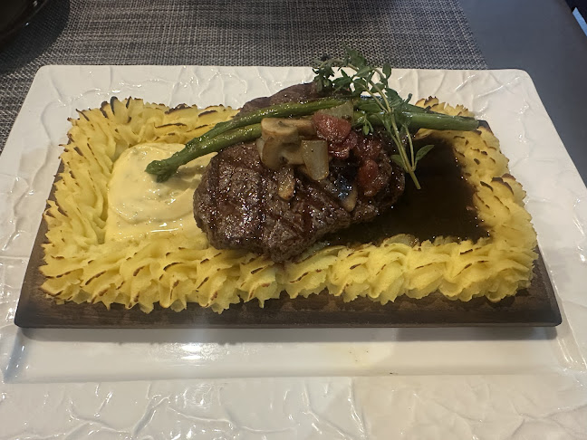 Two Chefs Kata Beach - การบริการอาหารและที่พัก