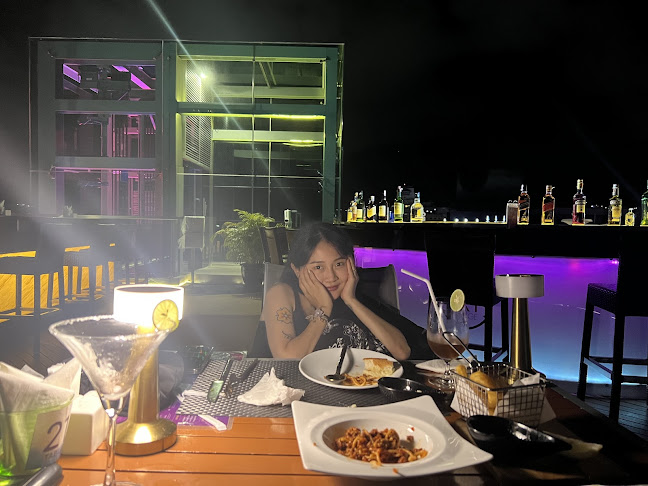 คี สกายเล้าท์ ลูฟท๊อป - การบริการอาหารและที่พัก