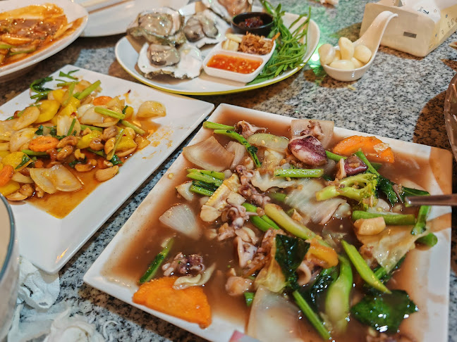 Sam pi nong family seafood - การบริการอาหารและที่พัก