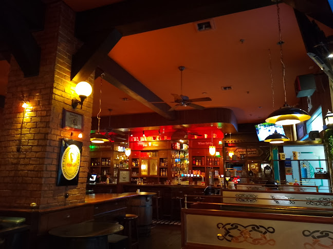 Irish Times Pub Phuket - การบริการอาหารและที่พัก