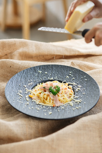 De Earn Cafe and Bar Phuket