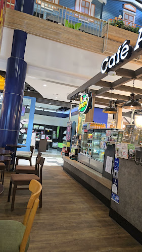 คาเฟ่ อเมซอน - การบริการอาหารและที่พัก