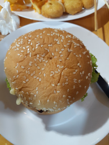 เบอร์เกอร์บ้านพอเพียง - การบริการอาหารและที่พัก