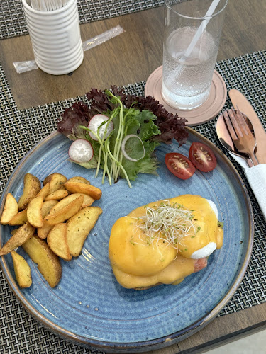 Opinii despre Manina Brunch&Bar - Patong Restaurant în อำเภอกะทู้ - การบริการอาหารและที่พัก