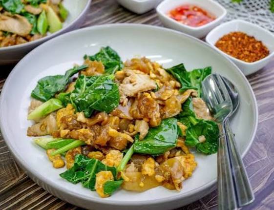 08House Radio - การบริการอาหารและที่พัก