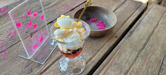 บางบัวลอย เกาะเกร็ด(ไอติมไข่แข็ง) - การบริการอาหารและที่พัก