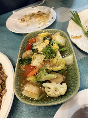 Opinii despre Baan Larb Restaurant în อำเภอกะทู้ - การบริการอาหารและที่พัก