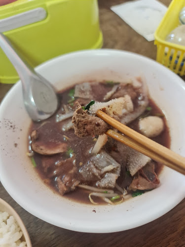 ก๋วยเตี๋ยวเนื้อเจ๊แดง - การบริการอาหารและที่พัก