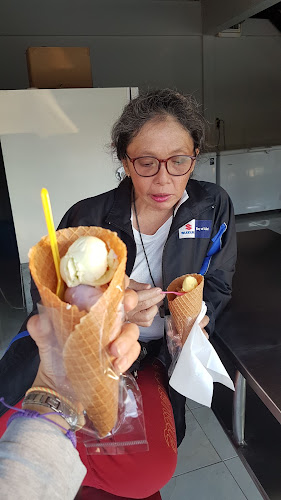 ไอศกรีมอรัญจา - การบริการอาหารและที่พัก