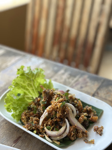 ส้มตำกำแพงแตก - การบริการอาหารและที่พัก