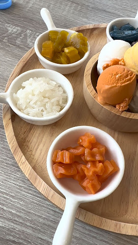 Lamai fresh coconut ice cream (lamai shop)