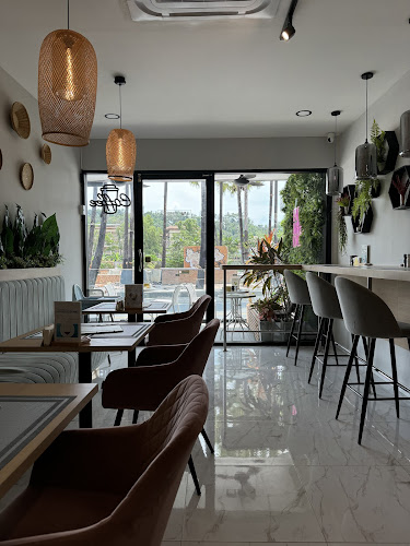 Benedict Breakfast Cafe - การบริการอาหารและที่พัก