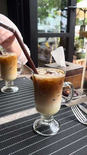 Opinii despre Hern Coffee and Bistro în อำเภอกะทู้ - การบริการอาหารและที่พัก