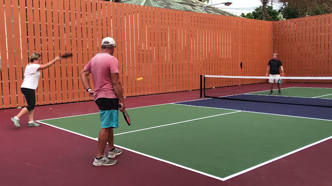 Opinii despre Shark Bites - Pool Bar and Pickleball în อำเภอเมืองภูเก็ต - การบริการอาหารและที่พัก