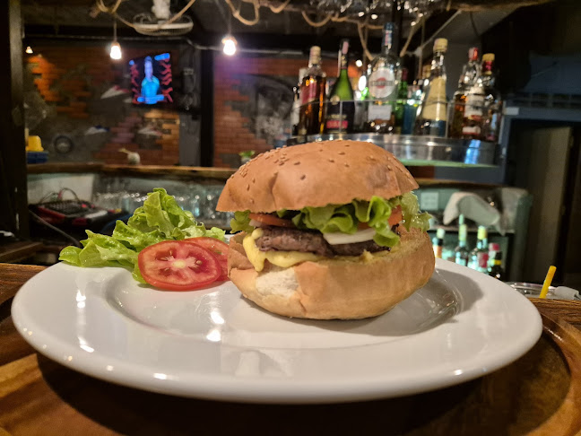 Opinii despre Happy Bar and Restaurant în อำเภอกะทู้ - การบริการอาหารและที่พัก