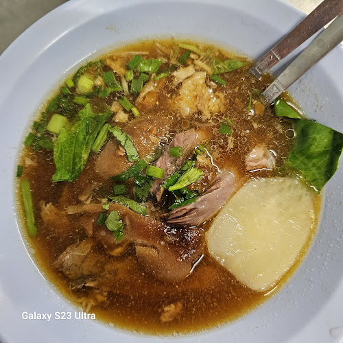 ร้านป้าเพ็ญขาหมู ก๋วยเตี๋ยวขาหมู สูตรดั้งเดิม - อำเภอบางละมุง
