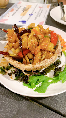 ครัวข้างเริน ป่าหล่าย - Krua Kang Rern Palai - การบริการอาหารและที่พัก