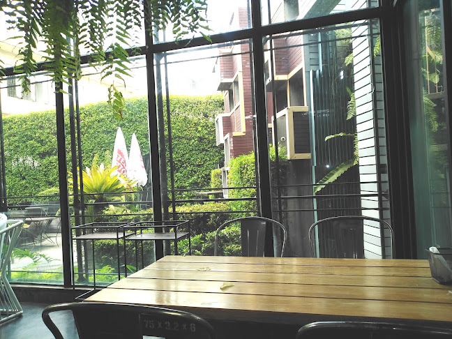 S Cafe & Bistro - การบริการอาหารและที่พัก