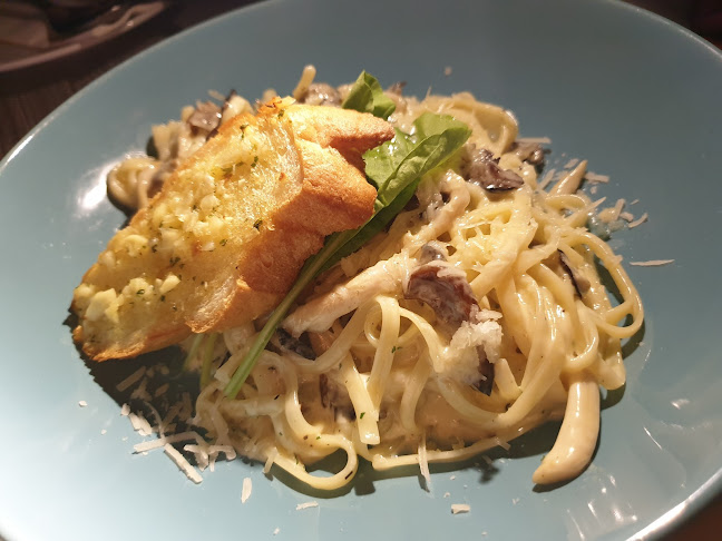 The Sky32 Restaurant - การบริการอาหารและที่พัก