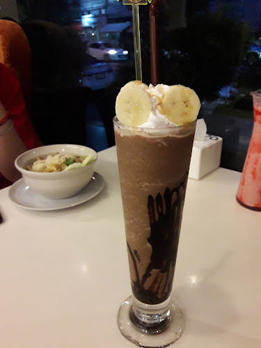 บ้านสวนคาเฟ่ แอนด์ เรสเตอรองส์ - การบริการอาหารและที่พัก