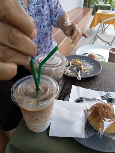 Summer lang-naam-glaang - การบริการอาหารและที่พัก