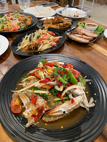 ครัวฮ่องเต้แจ่วฮ้อน-อาหาร - การบริการอาหารและที่พัก