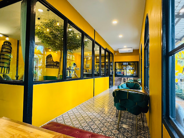 Light House Café ถนนพุทธสาคร