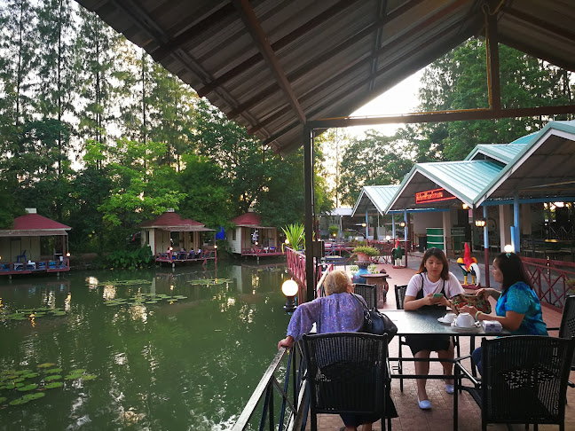 ครัวสวนสน โคราช​ &​ คาราโอเกะ​ ใหม่ - การบริการอาหารและที่พัก