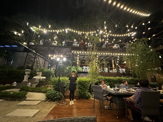 Alive Cheewit Cheewa - การบริการอาหารและที่พัก