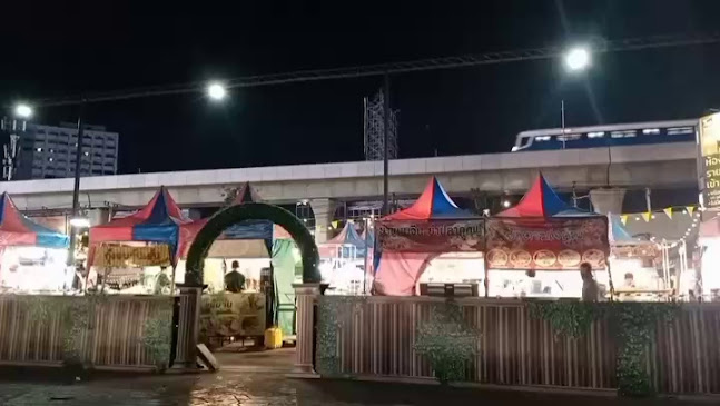 ตลาดต้นสัก สนามบินน้ำ นนทบุรี