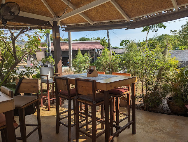 Coco's Nai Harn Cafe - การบริการอาหารและที่พัก