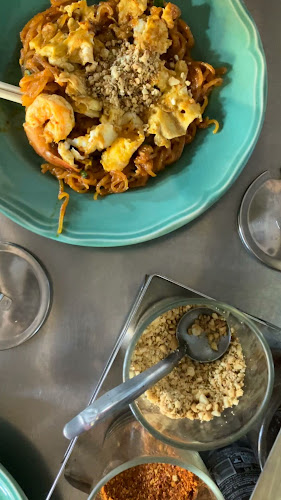 ป้าหนุ่ย ผัดไทยท่าฉาง - การบริการอาหารและที่พัก