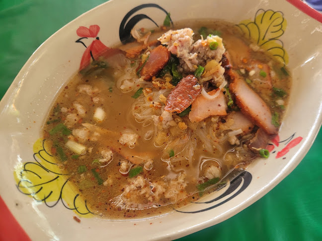 ก๋วยเตี๋ยวเนื้อลายหม้อไฟปากน้ำโพ - การบริการอาหารและที่พัก