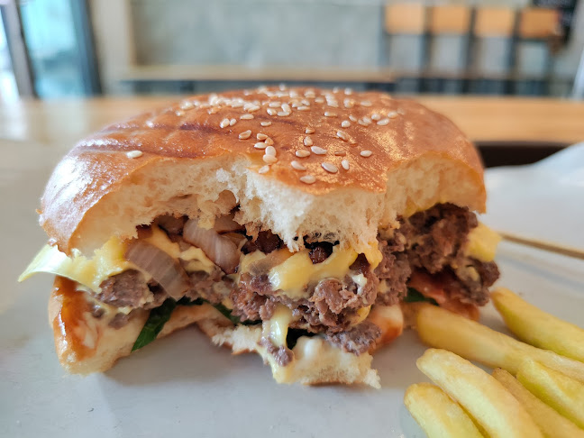 Golbasi Phuket - การบริการอาหารและที่พัก