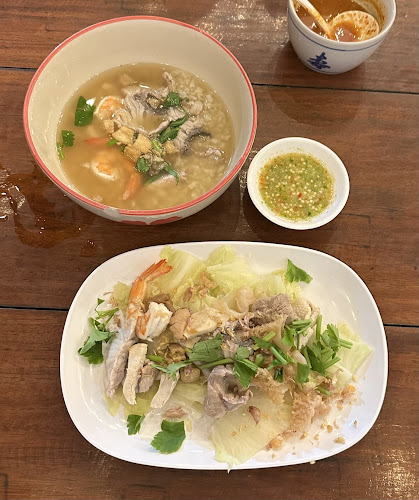 ข้าวต้มปลา ปัญญาชน & เบียร์วุ้น - การบริการอาหารและที่พัก