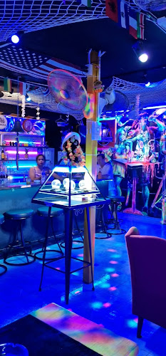 Mad Monkey Bar - การบริการอาหารและที่พัก