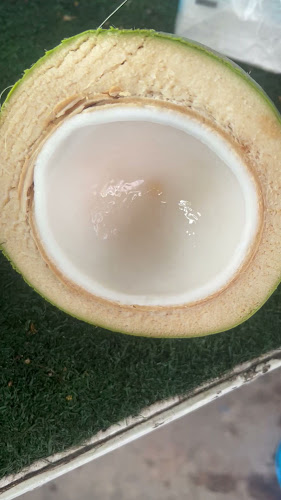 ร้านจ๊ะเอ๋ร่มแดง มะพร้าวน้ำหอมบ้านแพ้ว