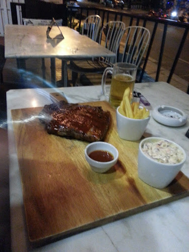 Livv Cafe' & Restaurant Pattaya - การบริการอาหารและที่พัก