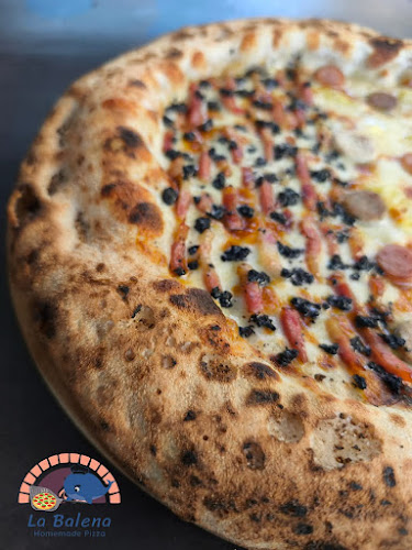 La Balena Pizza - การบริการอาหารและที่พัก