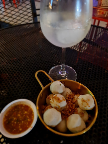 SIP Music & Hangout - การบริการอาหารและที่พัก