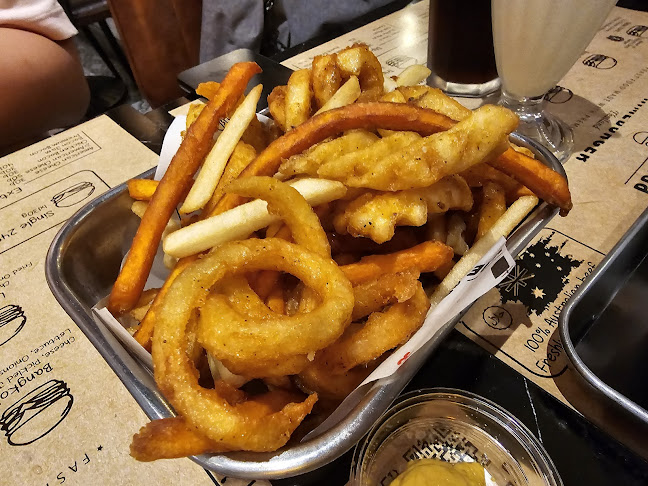 Prime Burger Porto De Phuket - การบริการอาหารและที่พัก