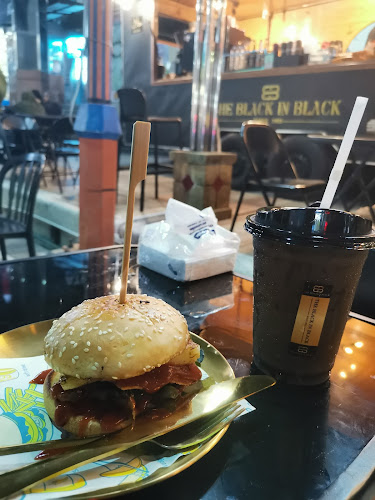 The Black In Black - การบริการอาหารและที่พัก