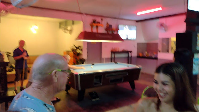 Longtime bar - การบริการอาหารและที่พัก