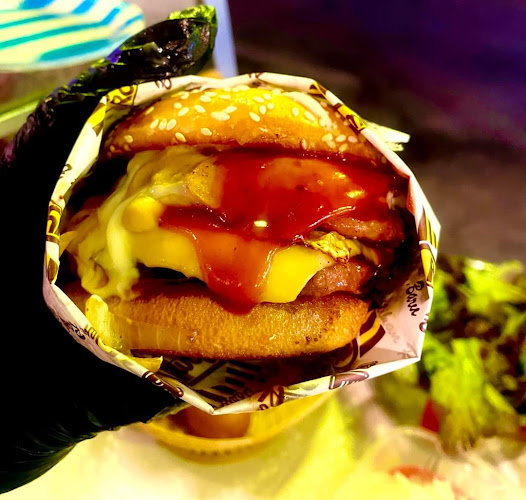 Yellow Burger - การบริการอาหารและที่พัก