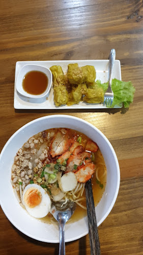 ก๋วยเตี๋ยวบ้านไม้ - การบริการอาหารและที่พัก