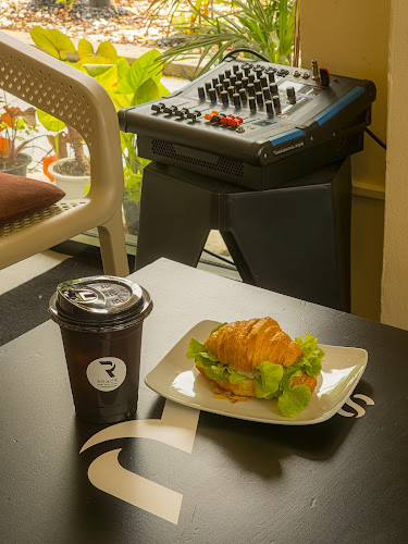 R space cafe & eatery - การบริการอาหารและที่พัก