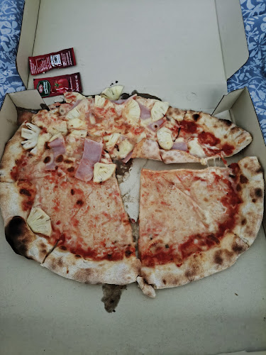 Capri Restaurant & Bar Karon - การบริการอาหารและที่พัก